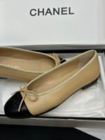 CHANEL Black and Beige Leather CC Bow Ballet Flats-Shoes - Image 5