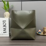 Loewe Puzzle Fold Tote in shiny calfskin Medium Green - Bag - Image 2