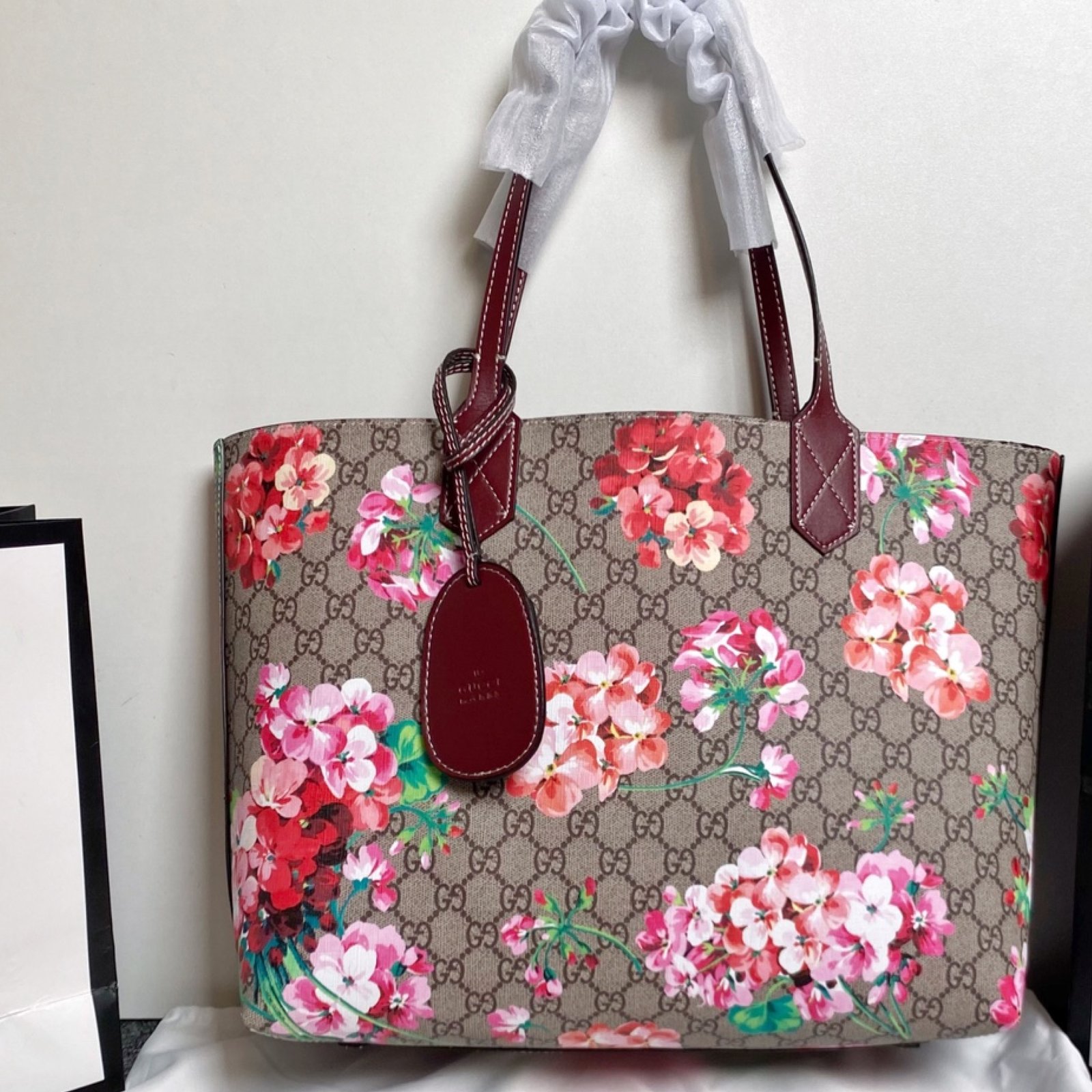 17a212be91bb0dd87a604f1e075f6be9 Gucci GG Monogram Blooms Medium Reversible Tote Beige Multicolor Dry Rose - Bag - Image 1