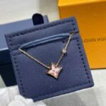 Louis Vuitton Color Blossom BB Star Pendant, gold, Mother-of-Pearl and diamond Necklace