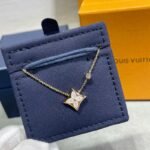 Louis Vuitton Color Blossom BB Star Pendant, gold, Mother-of-Pearl and diamond Necklace