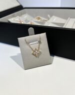 Louis Vuitton Color Blossom BB Star Pendant, Gold, White Mother-of-Pearl and Diamond - Necklace - Image 8