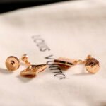 Louis Vuitton LV Color Blossom BB Star Ear Studs, gold,Mother of pearl and diamonds - Earrings - Image 5