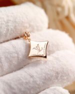 Louis Vuitton LV Color Blossom BB Star Ear Studs, Pink gold, Pink Mother of pearl and diamonds - Earrings - Image 9