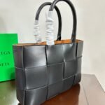 Bottega Veneta Medium Arco Leather Tote Bag- Black And Brown - Bag - Image 5