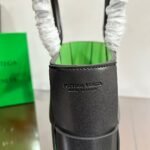 Bottega Veneta Medium Arco Leather Tote Bag- Black And Green - Bag - Image 4