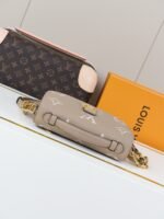 Louis Vuitton Pochette Métis East West - Tourterelle Grey/Crème Beige - Image 3