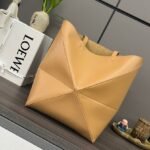 Loewe Puzzle Fold Tote in shiny calfskin Medium Brown - Bag - Image 2