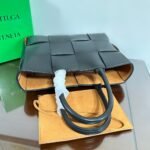 Bottega Veneta Medium Arco Leather Tote Bag- Black And Brown - Bag - Image 2
