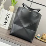 Loewe Puzzle Fold Tote in shiny calfskin Medium Black - Bag