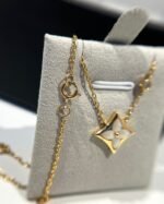 Louis Vuitton Color Blossom BB Star Pendant, Gold, White Mother-of-Pearl and Diamond - Necklace - Image 5