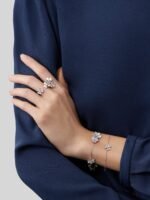 Van Cleef & Arpels Vinatge Frivole bracelet, 5 flowers, White gold, diamonds - Image 3