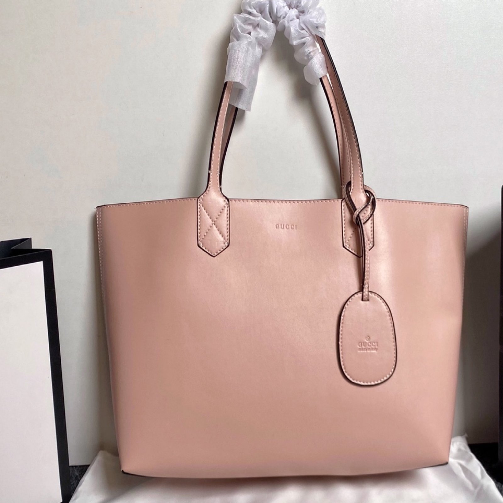 6ecd2a138310e721fb210647bfb44b26 Gucci GG Monogram Medium Reversible Tote Beige Dark Cipria - Bag - Image 1
