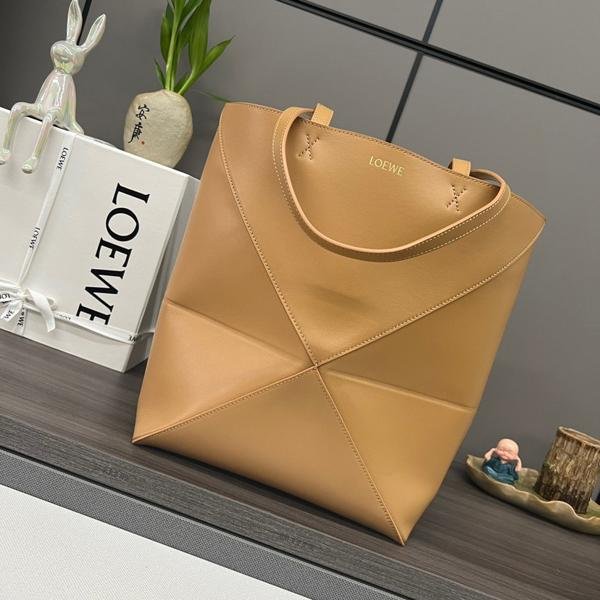 7304B2FD-9C58-22DB-AF63-C15E7F15932E Loewe Puzzle Fold Tote in shiny calfskin Medium Brown - Bag - Image 1