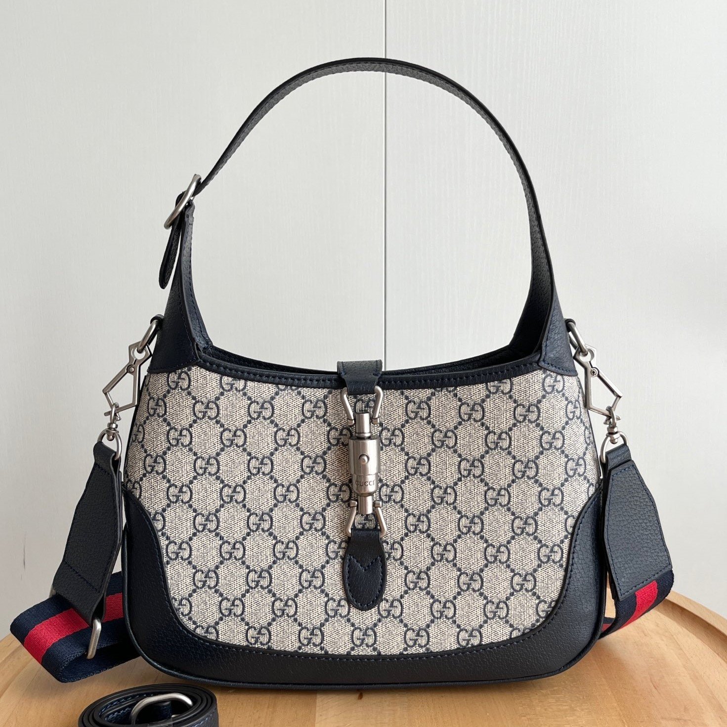 854cedc6f8f6f12a781db59fa5b74ec5 Gucci Jackie 1961 small GG shoulder bag Beige and blue GG canvas - Bag - Image 1