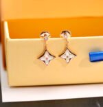 Louis Vuitton LV Color Blossom BB Star Ear Studs, gold,Mother of pearl and diamonds - Earrings