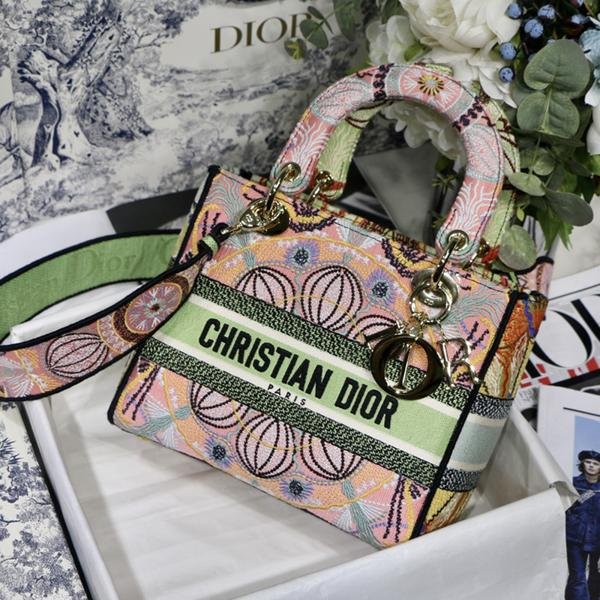 9E75D450-E7C0-52D1-7285-D7F9C062B28F Dior The LADY D-LITE Bag - Image 1