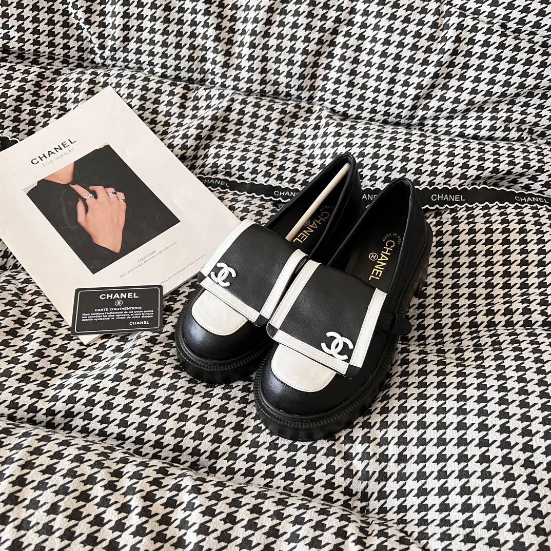 9a3cdbc864917b1dc0890dcab8972932 Chanel 25SS - Vintage Book Including Flip-Flop Sneakers-Black - Image 1