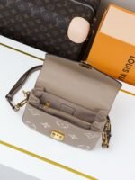 Louis Vuitton Pochette Métis East West - Tourterelle Grey/Crème Beige - Image 6