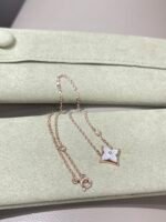 Louis Vuitton Color Blossom BB Star Pendant, gold, Mother-of-Pearl and diamond Necklace - Image 3