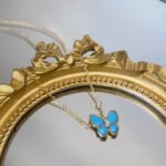 Van Cleef & Arpels Two Butterfly pendant, Yellow gold, diamonds, Small model - Necklace - Image 4