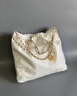 CHANEL 22 HANDBAG Shiny Calfskin & Gold-Tone Metal Bag - Image 2
