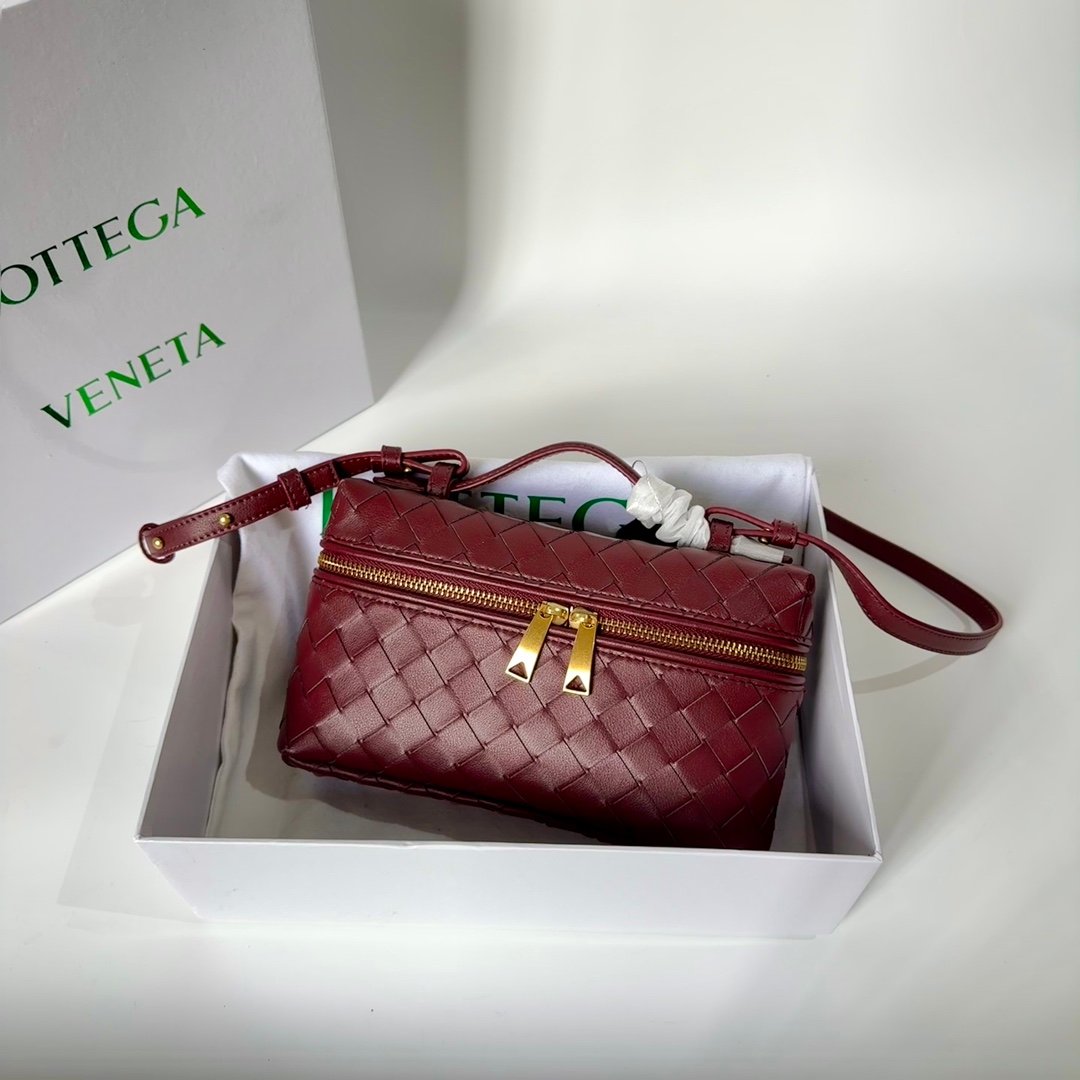 a2dacfc3bcea3d56cb0662e4483ef088 Bottega Veneta Bang Bang Vanity Case Barolo - Bag - Image 1