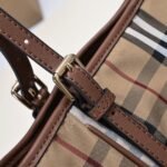 Burberry Invisible War Horse Shopper - Checkered Brown Bag - Image 9