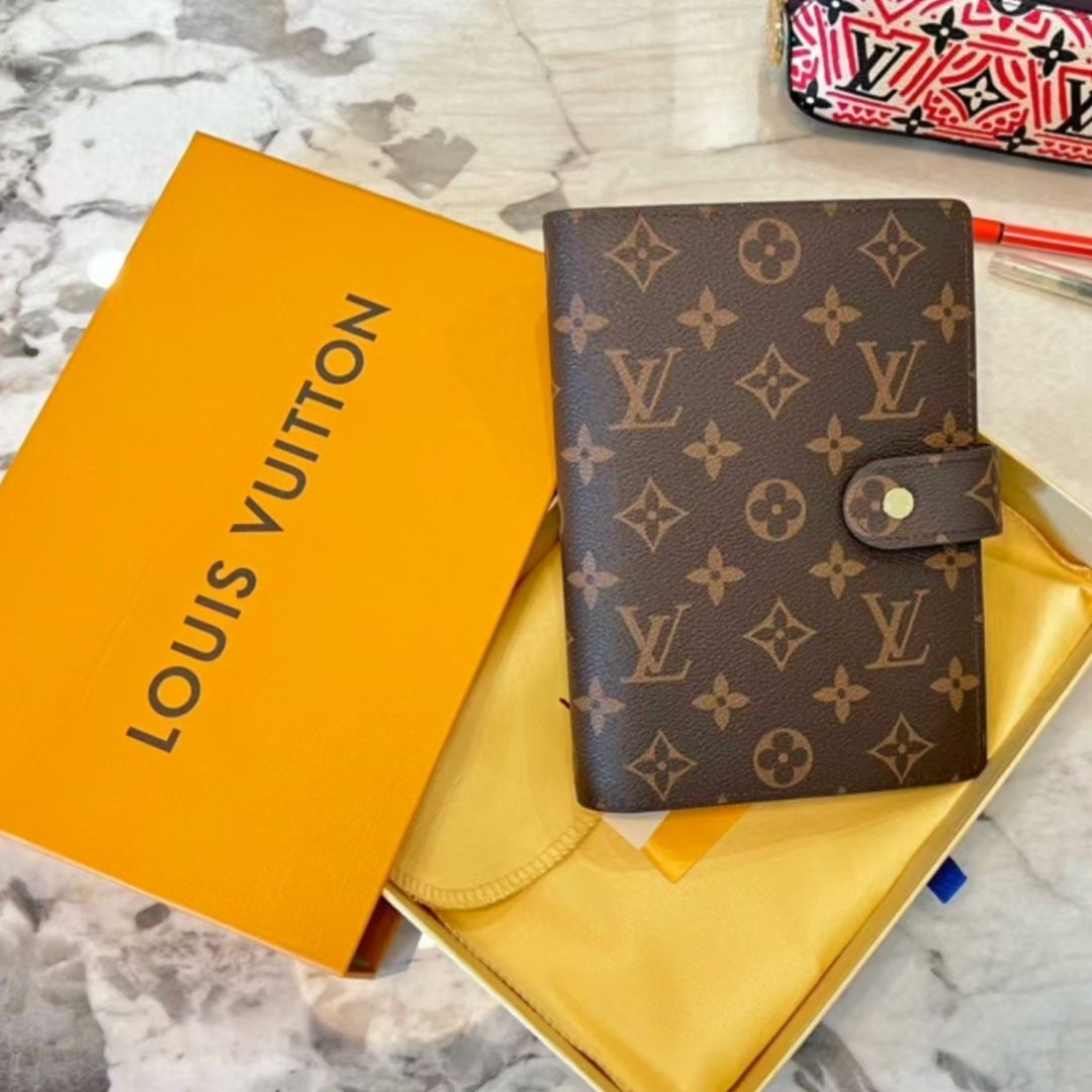 ba485d7735175b871993b11cf7c018a7 LOUIS VUITTON Monogram Medium Ring Agenda Cover - Image 1