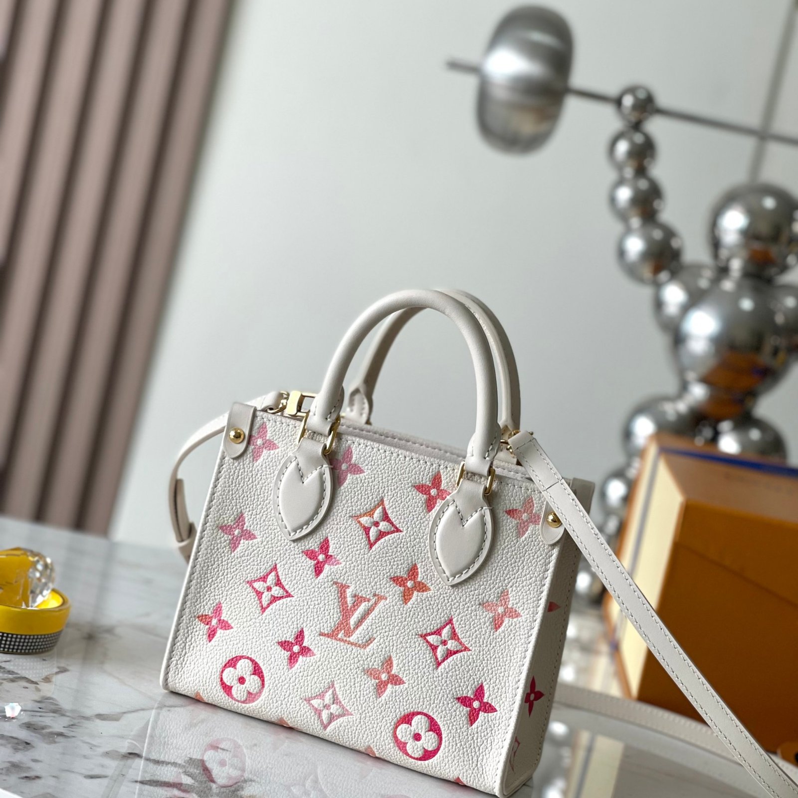ccb5149265f9a0903340eb6068b2d285 LOUIS VUITTON LV Monogram Canvas Onthego BB White Powder - Bag - Image 1
