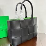 Bottega Veneta Medium Arco Leather Tote Bag- Black And Green - Bag - Image 6