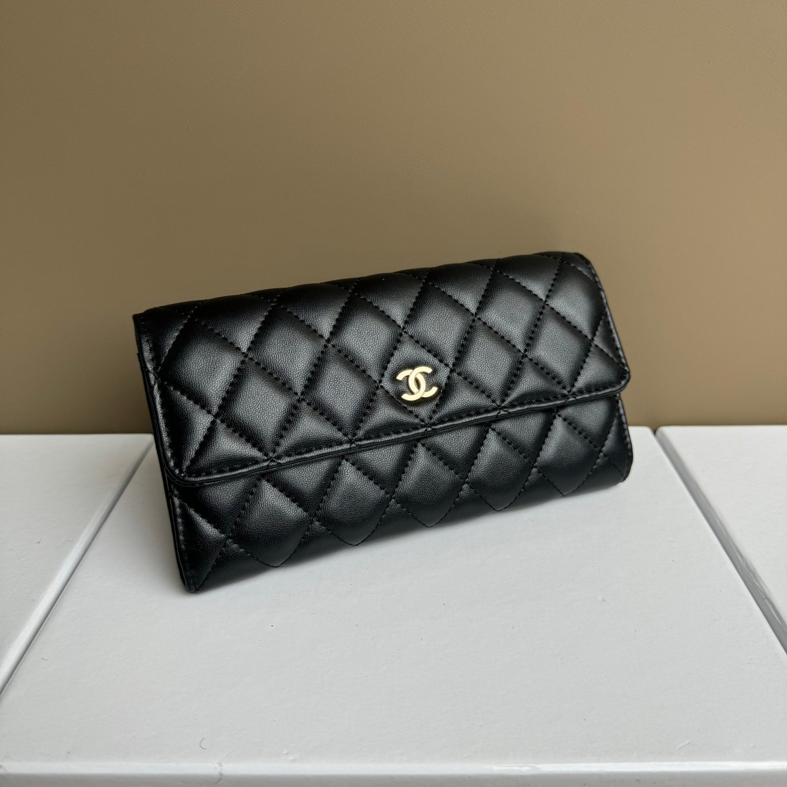 e1baaa29cd6ec0426af9f4561ff75307 Chanel Counterfeit Caviar Leather Wallet-Black Gold Wallet - Image 1